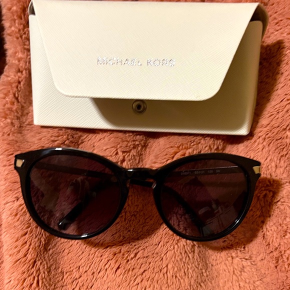 Michael Kors Elegant Black SunglassesNew without tags - Picture 1 of 4